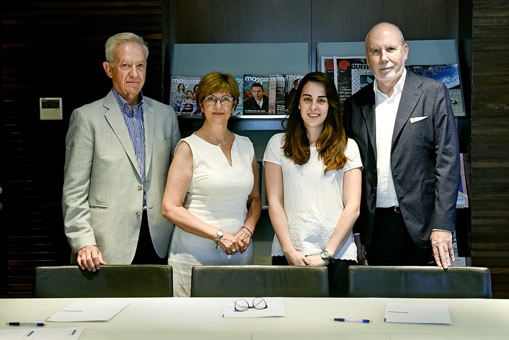 FOTO ALEX GARCIA ACUERDO DE COLABORACION ENTRE LA VANGUARDIA Y APIA (ASOCIACION DE PERIODISTAS DE INFORMACION AMBIENTAL). CON SU PRESIDENTA CLARA NAVIO, MARIUS CAROL Y CON JUAN CARLOS MAMPASO, DIRECTOR GENERAL DE SIGRE 2018/07/02