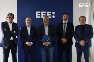 (De izqda. a dcha.) El director de EFE Verde, Arturo Larena, el director general de SIGRE, Miguel Vega, el presidente de EFE, Miguel Ángel Oliver, el director de Comunicación y Sostenibilidad de SIGRE, Mario Zarzuela, y el director de la Escuela de Periodismo de EFE, Carlos Gosch, tras la firma de la renovación del programa de becas que, sobre periodismo ambiental y transición ecológica, desarrollan ambas entidades y que cumple su décimo segunda edición consecutiva.